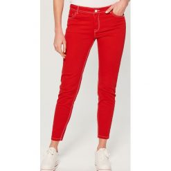Jeansy skinny fit - Czerwony. Jeansy damskie Mohito. W wyprzedaży za 49,99 zł.