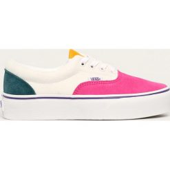 Vans - Tenisówki. Trampki i tenisówki damskie Vans, bez wzorów, ze skóry, na sznurówki. W wyprzedaży za 299,90 zł.