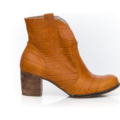 Botki na słupku kowbojki - skóra naturalna - model 503 - kolor brązowy przypalany. Pomarańczowe botki damskie Zapato, na wiosnę, z jeansu, eleganckie, z okrągłym noskiem, bez obcasa, na obcasie, bez zapięcia. Za 399,00 zł.