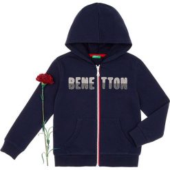 Bluza w kolorze granatowym. Niebieskie bluzy niemowlęce Benetton Kids, z aplikacjami, z materiału, bez rękawów, bez kaptura. W wyprzedaży za 52,95 zł.