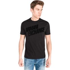 Armani Exchange Koszulka Czarny. Czarne podkoszulki męskie Armani Exchange, m, z nadrukiem, z bawełny, bez kołnierzyka, krótkie. Za 283,95 zł.