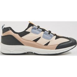 Buty sportowe ze wstawkami - Wielobarwny. Buty sportowe damskie Sinsay, bez wzorów, sportowe. W wyprzedaży za 39,99 zł.