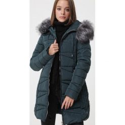 Ciemnozielona Kurtka Nechells. Zielone kurtki damskie Born2be, na zimę, xl, bez wzorów, eleganckie, długie, z kapturem. Za 359,99 zł.