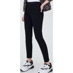 Jeansowe jegginsy - Czarny. Czarne jeansy damskie Sinsay, bez wzorów, z jeansu. W wyprzedaży za 25,99 zł.