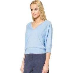 Sweter w kolorze błękitnym. Niebieskie bez kategorii Deni Cler, z dzianiny, z włoskim kołnierzykiem. W wyprzedaży za 329,95 zł.