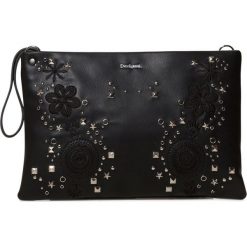 Desigual torebka damska Bols Apolo Macau, czarna. Czarne torebki klasyczne damskie Desigual, z haftami, z haftem. W wyprzedaży za 175,00 zł.