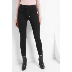 Tregginsy z wiązaniem. Czarne legginsy marki KIPSTA, m, z elastanu, z długim rękawem, na fitness i siłownię. Za 79,99 zł.