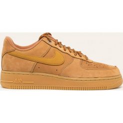 Nike Sportswear - Buty skórzane Air Force 1 '07. Żółte buty sportowe męskie Nike Sportswear, ze skóry, na sznurówki. W wyprzedaży za 449,90 zł.