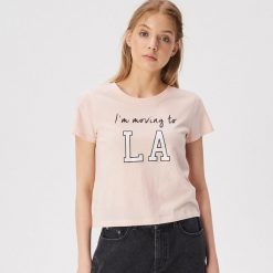 T-shirt z motywem La - Różowy. Różowe t-shirty damskie Sinsay, xl, bez wzorów, bez kołnierzyka. W wyprzedaży za 7,99 zł.