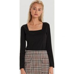 Bluzka z kwadratowym dekoltem - Czarny. Czarne bluzki damskie Cropp, s, bez wzorów, bez kołnierzyka, bez rękawów. Za 49,99 zł.