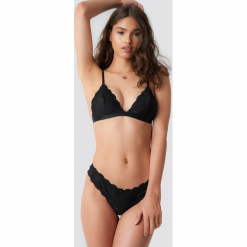 NA-KD Lingerie Stringi z koronkowym wykończeniem - Black. Czarne stringi NA-KD Lingerie, z koronki. Za 60,95 zł.