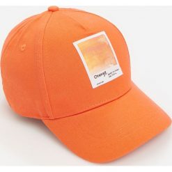 Czapka z daszkiem i naszywką - Pomarańczowy. Pomarańczowe czapki męskie Reserved, z aplikacjami. W wyprzedaży za 15,99 zł.