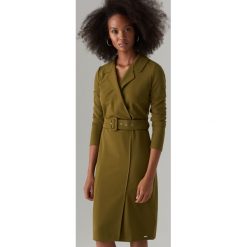 Kopertowa sukienka z paskiem - Khaki. Brązowe sukienki damskie Mohito, s, bez wzorów, bez kołnierzyka, bez rękawów, kopertowe. Za 139,99 zł.
