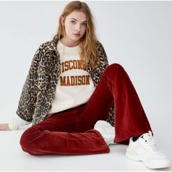 Bluza college z napisem. Szare bluzy damskie Pull&Bear, z napisami, bez rękawów, bez kaptura. Za 89,90 zł.