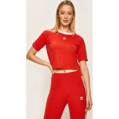 Adidas Originals - T-shirt. Czerwone topy damskie adidas Originals, bez wzorów, z bawełny, z okrągłym kołnierzem. Za 79,90 zł.