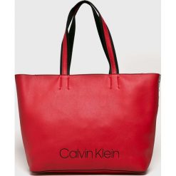 Calvin Klein - Torebka. Czerwone torebki klasyczne damskie Calvin Klein, z materiału, duże. Za 579,90 zł.