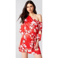 Sukienki: Hannalicious x NA-KD Sukienka na jedno ramię z wiązaniem – Red,Multicolor