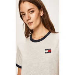 Tommy Jeans - T-shirt. Szare topy damskie Tommy Jeans, s, z aplikacjami, z bawełny, z okrągłym kołnierzem. W wyprzedaży za 139,90 zł.