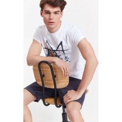 T-SHIRT MĘSKI Z NADRUKIEM. Czarne t-shirty męskie z nadrukiem marki Top Secret, m. Za 24,99 zł.