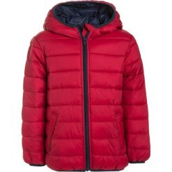 Benetton Kurtka zimowa red. Czerwone kurtki męskie Benetton, na zimę, z materiału. W wyprzedaży za 126,75 zł.
