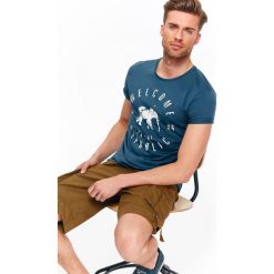 T-shirt męski z nadrukiem. Niebieskie t-shirty męskie Top Secret, na lato, m, z nadrukiem, z bawełny, klasyczne, z okrągłym kołnierzem, krótkie. W wyprzedaży za 14,99 zł.