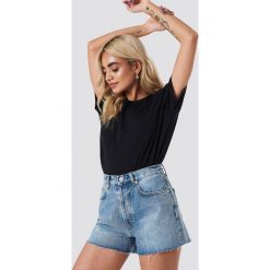 NA-KD Trend Jeansowe spodenki z wysokim stanem - Blue. Niebieskie szorty damskie marki NA-KD Trend, bez wzorów, z bawełny, z podwyższonym stanem. Za 161,95 zł.