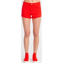 SZORTY JEANSOWE Armani Exchange. Czerwone szorty damskie Armani Exchange, z aplikacjami, z bawełny. Za 210,00 zł.
