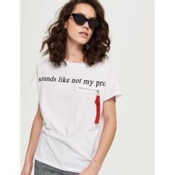 T-shirt z napisem - Biały. Białe t-shirty damskie Sinsay, l, z napisami. Za 9,99 zł.