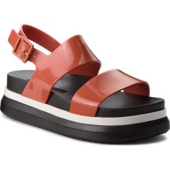 Sandały MELISSA - Cosmic Sandal II Ad 32360 Black/White 53280. Czerwone klapki damskie Melissa, bez wzorów, z tworzywa sztucznego, bez obcasa. W wyprzedaży za 249,00 zł.