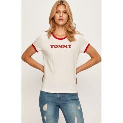 Tommy Hilfiger - T-shirt. Białe topy damskie TOMMY HILFIGER, s, z nadrukiem, z bawełny, z okrągłym kołnierzem. W wyprzedaży za 89,90 zł.