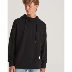 Bluza z kapturem - Czarny. Czarne bluzy męskie Reserved, s, bez wzorów, z kapturem, bez rękawów, z kapturem. Za 139,99 zł.