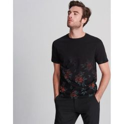 T-shirt z kwiatowym wzorem - Czarny. Czarne t-shirty męskie Reserved, s, bez wzorów, bez kołnierzyka. Za 49,99 zł.