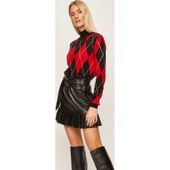 Guess Jeans - Sweter. Czarne swetry damskie Guess Jeans, s, z aplikacjami, z wiskozy, bez rękawów, bez kaptura. Za 459,90 zł.