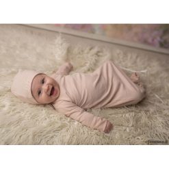 Zestaw Pierwsze ubranko + czapka ROSE. Czerwone czapeczki niemowlęce marki Pakamera. Za 90,00 zł.
