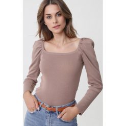Beżowy Sweter Boysenberry. Brązowe swetry damskie Born2be, s, bez wzorów, prążkowane, bez rękawów, długie, bez kaptura. Za 79,99 zł.