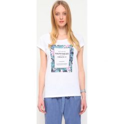 T-SHIRT KRÓTKI RĘKAW DAMSKI Z NADRUKIEM. Białe t-shirty damskie marki Top Secret, z nadrukiem, z bawełny. W wyprzedaży za 29,99 zł.