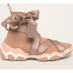Red Valentino - Buty. Czerwone buty sportowe damskie Red Valentino, bez wzorów, z materiału, sportowe. W wyprzedaży za 949,90 zł.