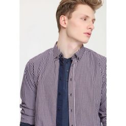 KOSZULA DŁUGI RĘKAW MĘSKA REGULAR FIT. Czerwone koszule męskie Top Secret, m, w kratkę, casualowe, bez kołnierzyka, z długim rękawem. W wyprzedaży za 69,99 zł.
