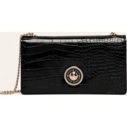Versace Jeans - Kopertówka. Czarne kopertówki damskie Versace Jeans, w paski, z poliesteru, eleganckie, na ramię, małe, bez dodatków. Za 419,90 zł.