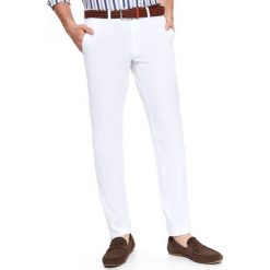 Spodnie typu chino białe. Białe spodnie męskie Top Secret, na lato, m, bez wzorów, z tkaniny, eleganckie. W wyprzedaży za 49,99 zł.