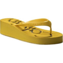 Japonki CALVIN KLEIN JEANS - Tamber R4117 Yellow/Black. Żółte klapki damskie marki Calvin Klein Jeans, w paski, z jeansu, bez obcasa, na koturnie. W wyprzedaży za 149,00 zł.