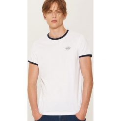 T-shirt z kontrastowym obszyciem - Biały. Białe t-shirty męskie House, l, z kontrastowym kołnierzykiem. Za 35,99 zł.