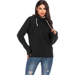 Sweter w kolorze czarnym. Czarne swetry damskie Swetry na chłodne dni, bez wzorów, bez rękawów, bez kaptura. W wyprzedaży za 129,95 zł.