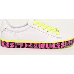 Guess Jeans - Buty. Białe buty sportowe damskie Guess Jeans, z aplikacjami, z jeansu, sportowe. Za 419,90 zł.