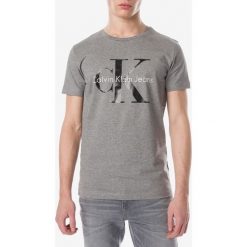Calvin Klein Koszulka Szary. Szare podkoszulki męskie Calvin Klein, xxl, z nadrukiem, z bawełny, bez kołnierzyka, z krótkim rękawem, krótkie. Za 249,95 zł.