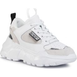 Sneakersy VERSACE JEANS COUTURE - E0VZASC2 71366 003. Białe półbuty damskie Versace Jeans Couture, na co dzień, bez wzorów, z jeansu, bez obcasa, bez zapięcia. Za 869,00 zł.