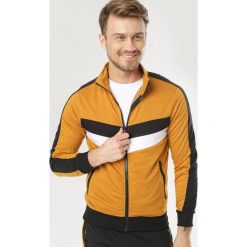 Żółta Bluza Delasana. Żółte bluzy męskie Born2be, xl, bez wzorów, bez kołnierzyka, bez rękawów, bez kaptura. Za 79,99 zł.