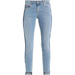 Tommy Jeans MID RISE SKINNY NORA 7/8 Jeans Skinny Fit light blue. Niebieskie rurki damskie Tommy Jeans. W wyprzedaży za 389,35 zł.