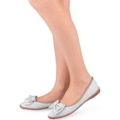 Balerinki damskie Ideal Shoes M-8805 Srebrne. Szare baleriny damskie Ideal Shoes, bez wzorów, z tworzywa sztucznego, klasyczne, bez obcasa, na płaskiej podeszwie. Za 45,00 zł.