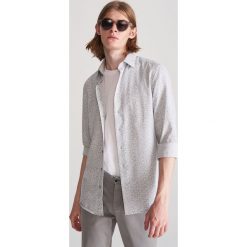 Koszula slim fit z drobnym wzorem - Szary. Szare koszule męskie Reserved, m. W wyprzedaży za 39,99 zł.